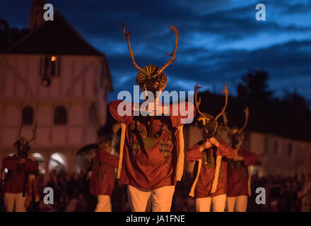 Thaxted, Essex, England. 3. Juni 2017. Thaxted Morris Weekend 3-4 Juni 2017 der Mitgliedsvereine des Morris Ring feiert den 90. Jahrestag der Gründung des Team in Thaxted, North West Essex, England UK oder Thaxted Morris Dancing Seite treffen. Hunderte von Moriskentänzer aus dem Vereinigten Königreich und in diesem Jahr die meiste Silkeborg Seite aus Dänemark Samstag Tanz außerhalb Kneipen in den umliegenden Dörfern, wo viel Bier konsumiert wird. Am späten Nachmittag versammeln sich alle Seiten in Thaxted wo massierten tanzen ausgeführt entlang der Straße ist. Bildnachweis: BRIAN HARRIS/Alamy Live-Nachrichten Stockfoto