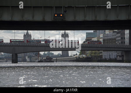 Nachwirkungen der London Bridge und Borough Market Terroranschlag, Busse Stand im Leerlauf, London, UK. Foto aus Rippe in den Fluss zwischen 8 und 09:00, 4. Juni 2017. Blick auf London Bridge von Themse.  Bildnachweis: Tony Pincham/Alamy Live-Nachrichten Stockfoto