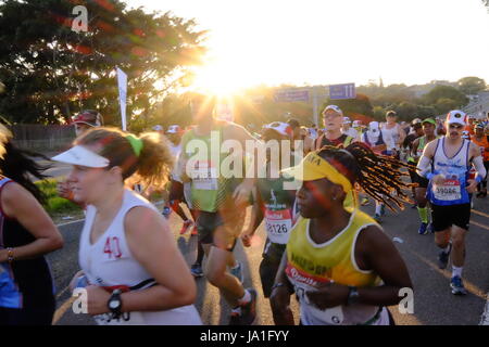 Durban, Südafrika, 4. Juni 2017. Kameraden Marathon. Teilnahme an der 2017 Kameraden Marathon Läufer sind auf ihrem Weg entlang der Strecke zwischen Durban und Pietermaritzburg in den frühen Morgenstunden außerhalb Westville jubelten. Bildnachweis: Paul Gregg Notizbuch Afrika/Alamy Live-Nachrichten Stockfoto