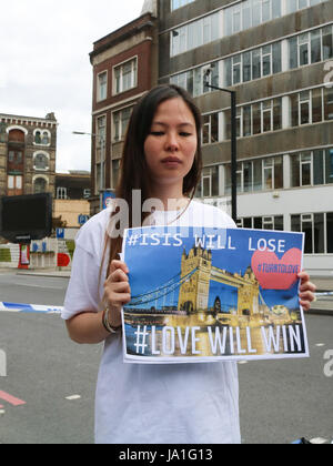 London, UK. , . Eine Frau hält eine Anti ISIS zu unterzeichnen, in der Nähe der Szene von der London Bridge Terrorangriff Credit: Amer Ghazzal/Alamy Live-Nachrichten Stockfoto