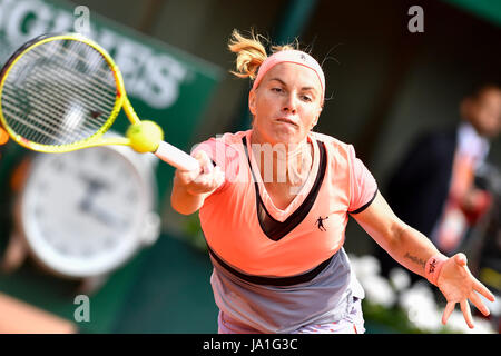 Paris. 4. Juni 2017. Svetlana Kuznetsova Russlands wieder den Ball in Caroline Wozniacki aus Dänemark im Dameneinzel Runde von 16 Match bei French Open Tennis Turnier 2017 in Paris, Frankreich am 4. Juni 2017. Bildnachweis: Chen Yichen/Xinhua/Alamy Live-Nachrichten Stockfoto