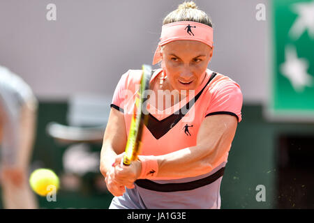 Paris. 4. Juni 2017. Svetlana Kuznetsova Russlands wieder den Ball in Caroline Wozniacki aus Dänemark im Dameneinzel Runde von 16 Match bei French Open Tennis Turnier 2017 in Paris, Frankreich am 4. Juni 2017. Bildnachweis: Chen Yichen/Xinhua/Alamy Live-Nachrichten Stockfoto