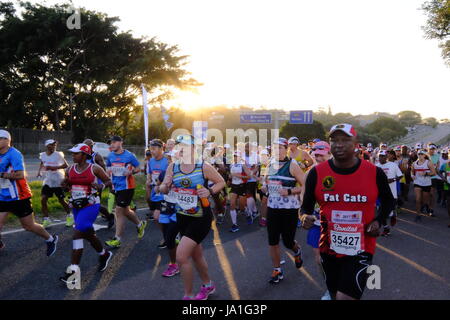 Durban, Südafrika, 4. Juni 2017. Kameraden Marathon. Teilnahme an der 2017 Kameraden Marathon Läufer sind auf ihrem Weg entlang der Strecke zwischen Durban und Pietermaritzburg in den frühen Morgenstunden außerhalb Westville jubelten. Bildnachweis: Paul Gregg Notizbuch Afrika/Alamy Live-Nachrichten Stockfoto