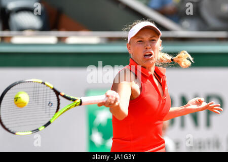 Paris. 4. Juni 2017. Caroline Wozniacki aus Dänemark wieder den Ball in Svetlana Kuznetsova Russlands im Dameneinzel Runde von 16 Match bei French Open Tennis Turnier 2017 in Paris, Frankreich am 4. Juni 2017. Bildnachweis: Chen Yichen/Xinhua/Alamy Live-Nachrichten Stockfoto