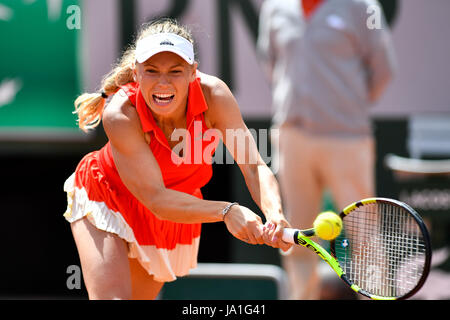 Paris. 4. Juni 2017. Caroline Wozniacki aus Dänemark wieder den Ball in Svetlana Kuznetsova Russlands im Dameneinzel Runde von 16 Match bei French Open Tennis Turnier 2017 in Paris, Frankreich am 4. Juni 2017. Bildnachweis: Chen Yichen/Xinhua/Alamy Live-Nachrichten Stockfoto