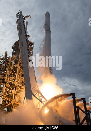 Cape Canaveral, Vereinigte Staaten von Amerika. 3. Juni 2017. Die SpaceX Falcon 9 Rakete mit dem Dragon-Raumschiff an Bord Blasten aus vom Launch Complex 39A am Kennedy Space Center 3. Juni 2017 in Cape Canaveral, Florida. Dragon trägt fast 6.000 Pfund für Wissenschaftsforschung, Besatzung Lieferungen und Hardware zur internationalen Raumstation ISS. Bildnachweis: Planetpix/Alamy Live-Nachrichten Stockfoto