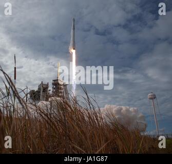 Cape Canaveral, Vereinigte Staaten von Amerika. 3. Juni 2017. Die SpaceX Falcon 9 Rakete mit dem Dragon-Raumschiff an Bord Blasten aus vom Launch Complex 39A am Kennedy Space Center 3. Juni 2017 in Cape Canaveral, Florida. Dragon trägt fast 6.000 Pfund für Wissenschaftsforschung, Besatzung Lieferungen und Hardware zur internationalen Raumstation ISS. Bildnachweis: Planetpix/Alamy Live-Nachrichten Stockfoto