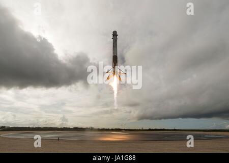 Cape Canaveral, Vereinigte Staaten von Amerika. 3. Juni 2017. SpaceX Falcon 9 Rakete zurück auf die Erde am Landeplatz 1 nach Anheben der Dragon-Raumschiff in den Orbit vom Launch Complex 39A am Kennedy Space Center in Cape Canaveral, Florida 3. Juni 2017 zu landen. Dragon trägt fast 6.000 Pfund für Wissenschaftsforschung, Besatzung Lieferungen und Hardware zur internationalen Raumstation ISS. Bildnachweis: Planetpix/Alamy Live-Nachrichten Stockfoto