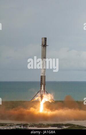 Cape Canaveral, Vereinigte Staaten von Amerika. 3. Juni 2017. SpaceX Falcon 9 Rakete zurück auf die Erde am Landeplatz 1 nach Anheben der Dragon-Raumschiff in den Orbit vom Launch Complex 39A am Kennedy Space Center in Cape Canaveral, Florida 3. Juni 2017 zu landen. Dragon trägt fast 6.000 Pfund für Wissenschaftsforschung, Besatzung Lieferungen und Hardware zur internationalen Raumstation ISS. Bildnachweis: Planetpix/Alamy Live-Nachrichten Stockfoto