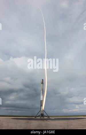 Cape Canaveral, Vereinigte Staaten von Amerika. 3. Juni 2017. Die SpaceX Falcon 9 Rakete ruht auf Landeplatz 1 nach der Rückkehr zur Erde in dieser Zeit verfallen der Exposition nach dem Einsatz von Dragon-Raumschiff in den Orbit vom Launch Complex 39A am Kennedy Space Center 3. Juni 2017 in Cape Canaveral, Florida landen. Dragon trägt fast 6.000 Pfund für Wissenschaftsforschung, Besatzung Lieferungen und Hardware zur internationalen Raumstation ISS. Bildnachweis: Planetpix/Alamy Live-Nachrichten Stockfoto