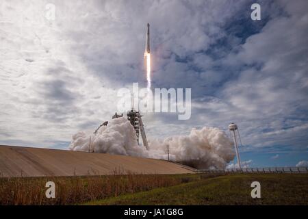 Cape Canaveral, Vereinigte Staaten von Amerika. 3. Juni 2017. Die SpaceX Falcon 9 Rakete mit an Bord der Dragon-Raumschiff hebt ab in den Himmel vom Launch Complex 39A am Kennedy Space Center 3. Juni 2017 in Cape Canaveral, Florida. Dragon trägt fast 6.000 Pfund für Wissenschaftsforschung, Besatzung Lieferungen und Hardware zur internationalen Raumstation ISS. Bildnachweis: Planetpix/Alamy Live-Nachrichten Stockfoto