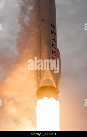 Cape Canaveral, Vereinigte Staaten von Amerika. 3. Juni 2017. Die SpaceX Falcon 9 Rakete mit an Bord der Dragon-Raumschiff hebt ab in den Himmel vom Launch Complex 39A am Kennedy Space Center 3. Juni 2017 in Cape Canaveral, Florida. Dragon trägt fast 6.000 Pfund für Wissenschaftsforschung, Besatzung Lieferungen und Hardware zur internationalen Raumstation ISS. Bildnachweis: Planetpix/Alamy Live-Nachrichten Stockfoto