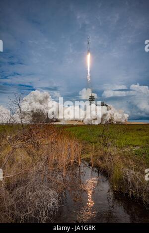 Cape Canaveral, Vereinigte Staaten von Amerika. 3. Juni 2017. Die SpaceX Falcon 9 Rakete mit an Bord der Dragon-Raumschiff hebt ab in den Himmel vom Launch Complex 39A am Kennedy Space Center 3. Juni 2017 in Cape Canaveral, Florida. Dragon trägt fast 6.000 Pfund für Wissenschaftsforschung, Besatzung Lieferungen und Hardware zur internationalen Raumstation ISS. Bildnachweis: Planetpix/Alamy Live-Nachrichten Stockfoto