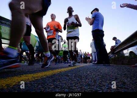 Durban, Südafrika, 4. Juni 2017. Kameraden Marathon. Teilnahme an der 2017 Kameraden Marathon Läufer sind auf ihrem Weg entlang der Strecke zwischen Durban und Pietermaritzburg in den frühen Morgenstunden außerhalb Westville jubelten. Bildnachweis: Paul Gregg Notizbuch Afrika/Alamy Live-Nachrichten Stockfoto