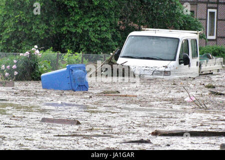 Holle, Deutschland. 4. Juni 2017. Ein Foto von einem lokalen resident zeigt eine Straße überflutet mit Regenwasser und Schlamm in Holle, Deutschland, 4. Juni 2017. Ein schweres Gewitter mit starkem Regen verursacht schwere Schäden in Teilen der Region Hildesheim Samstag nachts. Ein kleiner Bach in Sottrumer verwandelte sich in einen Strom von Wasser, trägt entfernt mehrere Autos. Foto: Heinz Beckhold/Dpa/Alamy Live-Nachrichten Stockfoto