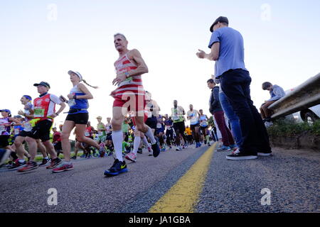 Durban, Südafrika, 4. Juni 2017. Kameraden Marathon. Teilnahme an der 2017 Kameraden Marathon Läufer sind auf ihrem Weg entlang der Strecke zwischen Durban und Pietermaritzburg in den frühen Morgenstunden außerhalb Westville jubelten. Bildnachweis: Paul Gregg Notizbuch Afrika/Alamy Live-Nachrichten Stockfoto