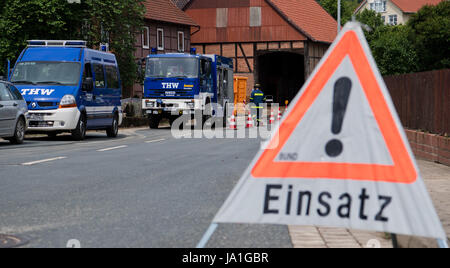 Holle, Deutschland. 4. Juni 2017. Fahrzeuge von der deutschen Bundesanstalt für technische Hilfe (TWH) Holle, Deutschland, 4. Juni 2017 entnehmen. Ein schweres Gewitter mit starkem Regen verursacht schwere Schäden in Teilen der Region Hildesheim Samstag nachts. Ein kleiner Bach in Sottrumer verwandelte sich in einen Strom von Wasser, trägt entfernt mehrere Autos. Foto: Julian Stratenschulte/Dpa/Alamy Live News Stockfoto