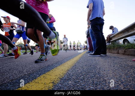 Durban, Südafrika, 4. Juni 2017. Kameraden Marathon. Teilnahme an der 2017 Kameraden Marathon Läufer sind auf ihrem Weg entlang der Strecke zwischen Durban und Pietermaritzburg in den frühen Morgenstunden außerhalb Westville jubelten. Bildnachweis: Paul Gregg Notizbuch Afrika/Alamy Live-Nachrichten Stockfoto