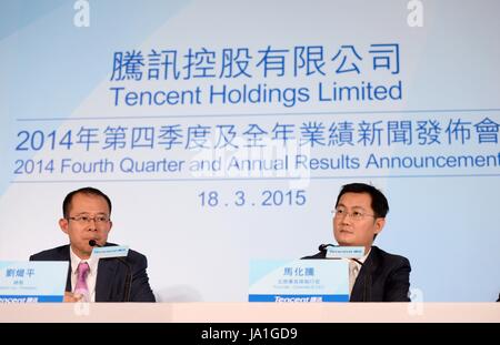 Hong Kong, China. 18. März 2015. MA Huateng (R), Vorstandsvorsitzender und CEO von Tencent und Liu Zhiping, Präsident von Tencent, reagieren auf Reporter bei einer Pressekonferenz von Tencent 2014 vierten Quartal und jährliche Bekanntgabe der Ergebnisse in Hongkong, Südchina, 18. März 2015. Dieses Jahr markiert den 20. Jahrestag der Rückkehr Hong Kongs zum Mutterland. Bildnachweis: Qin Qing/Xinhua/Alamy Live-Nachrichten Stockfoto