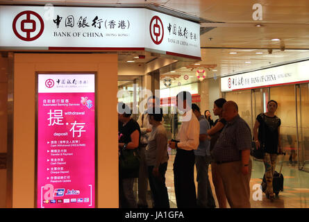 Hong Kong, China. 11. Juli 2013. Bewohner-Warteschlange, die Angelegenheit vor einem Geldautomaten der Bank of China (Hong Kong) in Hongkong, Südchina, 11. Juli 2013 zu behandeln. Dieses Jahr markiert den 20. Jahrestag der Rückkehr Hong Kongs zum Mutterland. Bildnachweis: Li Peng/Xinhua/Alamy Live-Nachrichten Stockfoto