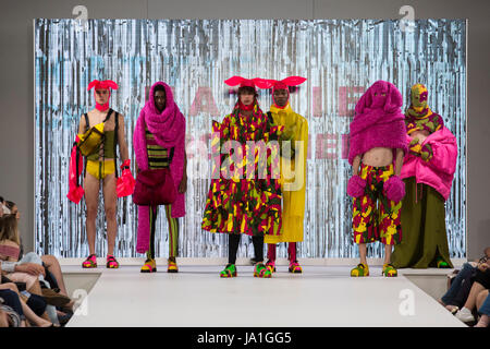 London, UK. 4. Juni 2017. Ein Modell geht die Start-und Landebahn tragen eine Kollektion von Hattie Crowther von Sheffield Hallam University/Sheffield Institute of Arts während Graduate Fashion Woche 2017 an die Old Truman Brewery. Graduate Fashion Week ist eine jährliche Veranstaltung, die jüngsten Absolventen Sammlungen von Großbritanniens führenden Modehochschulen und Studiengänge in einer Reihe von Modeschauen und Ausstellungen präsentiert. Foto: Lebendige Bilder/Alamy Live-Nachrichten Stockfoto