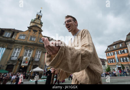 Schwäbisch Hall, Deutschland. 4. Juni 2017. Ein Bettler bittet um Geld bei einem Auftritt in Schwäbisch Hall, Deutschland, 4. Juni 2017. Das Salz Festival (Deutsch: "Kuchen-Und Brunnenfestival", beleuchtet. "Kuchen und Brunnen-Festival") aus dem 14. Jahrhundert ist auch heute noch nach der Festival-Verordnung von 1785 gefeiert und erinnert sich an die lokalen Salzproduktion. Foto: Daniel Maurer/Dpa/Alamy Live News Stockfoto