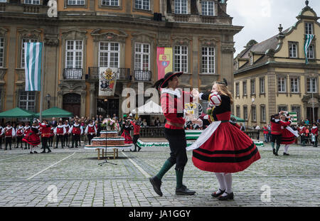 Schwäbisch Hall, Deutschland. 4. Juni 2017. Menschen tragen Salter Kostüme Tanz um die Salter Kuchen in Schwäbisch Hall, Deutschland, 4. Juni 2017. Das Salz Festival (Deutsch: "Kuchen-Und Brunnenfestival", beleuchtet. "Kuchen und Brunnen-Festival") aus dem 14. Jahrhundert ist auch heute noch nach der Festival-Verordnung von 1785 gefeiert und erinnert sich an die lokalen Salzproduktion. Foto: Daniel Maurer/Dpa/Alamy Live News Stockfoto