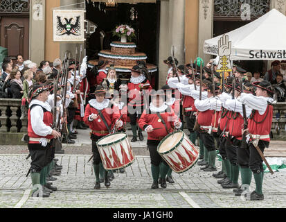 Schwäbisch Hall, Deutschland. 4. Juni 2017. Menschen tragen Salter Kostüme tragen die Salter Kuchen aus dem Rathaus in Schwäbisch Hall, Deutschland, 4. Juni 2017. Das Salz Festival (Deutsch: "Kuchen-Und Brunnenfestival", beleuchtet. "Kuchen und Brunnen-Festival") aus dem 14. Jahrhundert ist auch heute noch nach der Festival-Verordnung von 1785 gefeiert und erinnert sich an die lokalen Salzproduktion. Foto: Daniel Maurer/Dpa/Alamy Live News Stockfoto