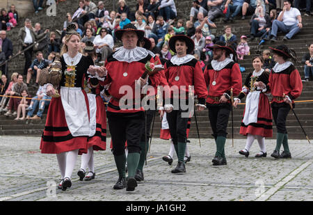 Schwäbisch Hall, Deutschland. 4. Juni 2017. Menschen tragen Salter Kostüme gehen über den Marktplatz in Schwäbisch Hall, Deutschland, 4. Juni 2017. Das Salz Festival (Deutsch: "Kuchen-Und Brunnenfestival", beleuchtet. "Kuchen und Brunnen-Festival") aus dem 14. Jahrhundert ist auch heute noch nach der Festival-Verordnung von 1785 gefeiert und erinnert sich an die lokalen Salzproduktion. Foto: Daniel Maurer/Dpa/Alamy Live News Stockfoto