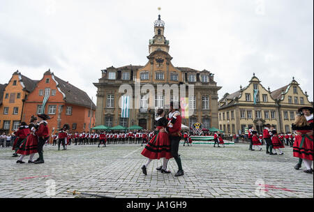 Schwäbisch Hall, Deutschland. 4. Juni 2017. Menschen tragen Salter Kostüme Tanz um die Salter Kuchen in Schwäbisch Hall, Deutschland, 4. Juni 2017. Das Salz Festival (Deutsch: "Kuchen-Und Brunnenfestival", beleuchtet. "Kuchen und Brunnen-Festival") aus dem 14. Jahrhundert ist auch heute noch nach der Festival-Verordnung von 1785 gefeiert und erinnert sich an die lokalen Salzproduktion. Foto: Daniel Maurer/Dpa/Alamy Live News Stockfoto