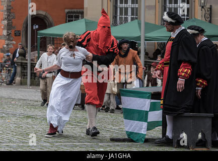 Schwäbisch Hall, Deutschland. 4. Juni 2017. Ein Henker trägt ein Delinquent über den Marktplatz bei einem Auftritt in Schwäbisch Hall, Deutschland, 4. Juni 2017. Das Salz Festival (Deutsch: "Kuchen-Und Brunnenfestival", beleuchtet. "Kuchen und Brunnen-Festival") aus dem 14. Jahrhundert ist auch heute noch nach der Festival-Verordnung von 1785 gefeiert und erinnert sich an die lokalen Salzproduktion. Foto: Daniel Maurer/Dpa/Alamy Live News Stockfoto