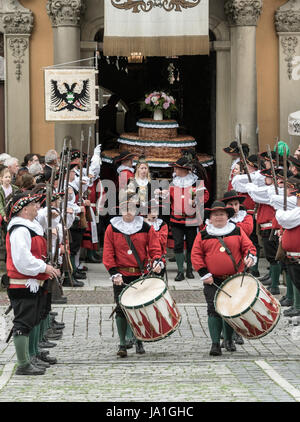 Schwäbisch Hall, Deutschland. 4. Juni 2017. Menschen tragen Salter Kostüme tragen die Salter Kuchen aus dem Rathaus in Schwäbisch Hall, Deutschland, 4. Juni 2017. Das Salz Festival (Deutsch: "Kuchen-Und Brunnenfestival", beleuchtet. "Kuchen und Brunnen-Festival") aus dem 14. Jahrhundert ist auch heute noch nach der Festival-Verordnung von 1785 gefeiert und erinnert sich an die lokalen Salzproduktion. Foto: Daniel Maurer/Dpa/Alamy Live News Stockfoto