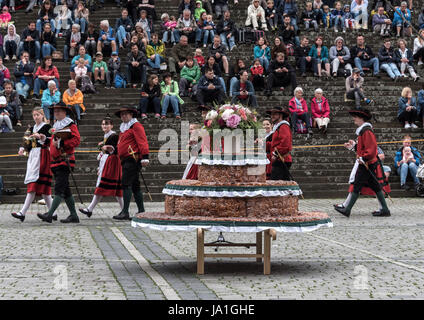 Schwäbisch Hall, Deutschland. 4. Juni 2017. Menschen tragen Salter Kostüme Tanz um die Salter Kuchen in Schwäbisch Hall, Deutschland, 4. Juni 2017. Das Salz Festival (Deutsch: "Kuchen-Und Brunnenfestival", beleuchtet. "Kuchen und Brunnen-Festival") aus dem 14. Jahrhundert ist auch heute noch nach der Festival-Verordnung von 1785 gefeiert und erinnert sich an die lokalen Salzproduktion. Foto: Daniel Maurer/Dpa/Alamy Live News Stockfoto