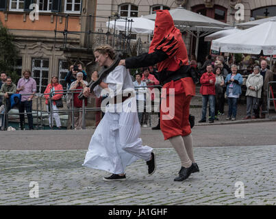 Schwäbisch Hall, Deutschland. 4. Juni 2017. Ein Henker trägt ein Delinquent über den Marktplatz bei einem Auftritt in Schwäbisch Hall, Deutschland, 4. Juni 2017. Das Salz Festival (Deutsch: "Kuchen-Und Brunnenfestival", beleuchtet. "Kuchen und Brunnen-Festival") aus dem 14. Jahrhundert ist auch heute noch nach der Festival-Verordnung von 1785 gefeiert und erinnert sich an die lokalen Salzproduktion. Foto: Daniel Maurer/Dpa/Alamy Live News Stockfoto