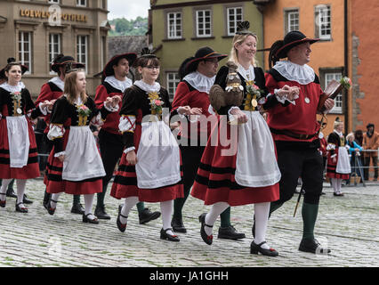 Schwäbisch Hall, Deutschland. 4. Juni 2017. Menschen tragen Salter Kostüme gehen über den Marktplatz in Schwäbisch Hall, Deutschland, 4. Juni 2017. Das Salz Festival (Deutsch: "Kuchen-Und Brunnenfestival", beleuchtet. "Kuchen und Brunnen-Festival") aus dem 14. Jahrhundert ist auch heute noch nach der Festival-Verordnung von 1785 gefeiert und erinnert sich an die lokalen Salzproduktion. Foto: Daniel Maurer/Dpa/Alamy Live News Stockfoto