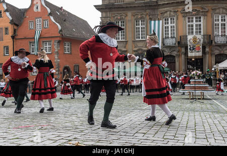 Schwäbisch Hall, Deutschland. 4. Juni 2017. Menschen tragen Salter Kostüme Tanz um die Salter Kuchen in Schwäbisch Hall, Deutschland, 4. Juni 2017. Das Salz Festival (Deutsch: "Kuchen-Und Brunnenfestival", beleuchtet. "Kuchen und Brunnen-Festival") aus dem 14. Jahrhundert ist auch heute noch nach der Festival-Verordnung von 1785 gefeiert und erinnert sich an die lokalen Salzproduktion. Foto: Daniel Maurer/Dpa/Alamy Live News Stockfoto