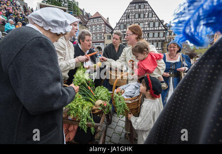 Schwäbisch Hall, Deutschland. 4. Juni 2017. Frauen der Handel mit Obst und Gemüse bei einem Auftritt in Schwäbisch Hall, Deutschland, 4. Juni 2017. Das Salz Festival (Deutsch: "Kuchen-Und Brunnenfestival", beleuchtet. "Kuchen und Brunnen-Festival") aus dem 14. Jahrhundert ist auch heute noch nach der Festival-Verordnung von 1785 gefeiert und erinnert sich an die lokalen Salzproduktion. Foto: Daniel Maurer/Dpa/Alamy Live News Stockfoto