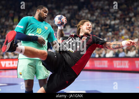 Köln, Deutschland. 4. Juni 2017. Veszprem Andreas Nilsson (r) in Aktion neben Barcelonas Cedric Sorhaindo während der Handball-Champions-League-Finale passen vier um den dritten Platz zwischen Telekom Veszprém und FC Barcelona in der Lanxess Arena in Köln, Deutschland, 4. Juni 2017. Foto: Marius Becker/Dpa/Alamy Live News Stockfoto