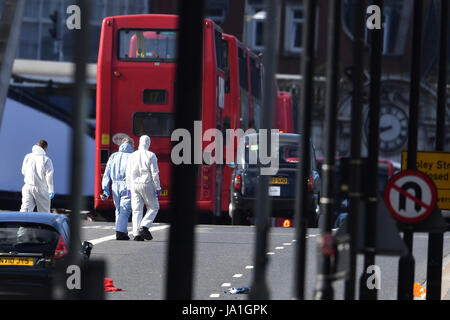 London, UK. 4. Juni 2017. Offiziere untersuchen die Szene auf der Londoner Brücke nach dem Terror-Anschlag am Samstag Abend in London, Großbritannien am 4. Juni 2017 stattfand. Bildnachweis: UK OUT/Xinhua/Alamy Live-Nachrichten Stockfoto