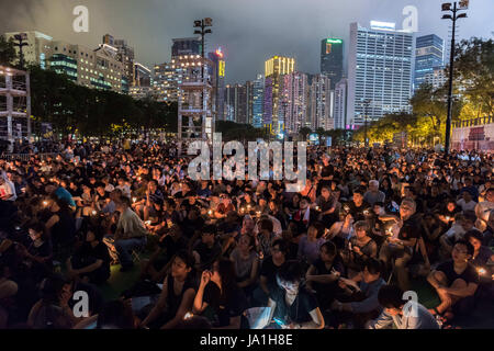 Hong Kong, Hong Kong SAR, China. 4. Juni 2017. 1000 erweisen sich für den 28. Platz des himmlischen Friedens Totenwache hielt Hong Kong.A Kerzenlicht-Mahnwache in Victoria Park in Causeway Bay, Hong Kong, 4 Juni, dem Tag der die Niederschlagung von Protesten in Peking 1989 erinnern. © Jayne Russell. Bildnachweis: Jayne Russell/ZUMA Draht/Alamy Live-Nachrichten Stockfoto