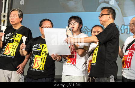 Hong Kong, Hong Kong SAR, China. 4. Juni 2017. 1000 erweisen sich für den 28. Platz des himmlischen Friedens Totenwache hielt Hong Kong.A Kerzenlicht-Mahnwache in Victoria Park in Causeway Bay, Hong Kong, 4 Juni, dem Tag der die Niederschlagung von Protesten in Peking in 1989.The ständigen Ausschusses des Hong Kong-Bündnis zur Unterstützung der patriotischen demokratischen Bewegungen von China (Hong Kong Allianz) auf der Bühne erinnern. Eine Lobrede wird gelesen von Chow Hang-Tung (M) der stellvertretende Vorsitzende der Allianz Hong Kong. L. Lee Cheuk-Yan, 2. L Albert Ho Chun-Yan. © Jayne Russell. Bildnachweis: Jayne Russell/ZUMA Draht/Alamy Live-Nachrichten Stockfoto