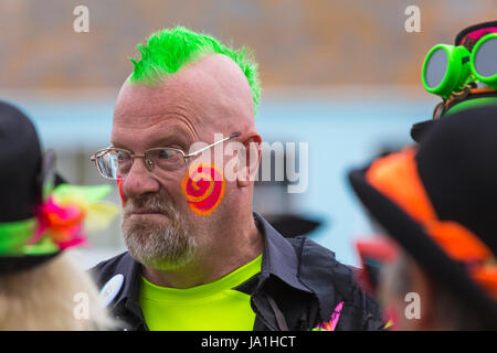 Weymouth, Dorset, UK. 4. Juni 2017. Wessex Folk Festival, Weymouth Folk Festival. Kühleres Wetter für Morris Tänzer und andere Künstler, wie Kopf, Weymouth für das Festival Herden. Grenzwertig Morris Dancers Credit: Carolyn Jenkins/Alamy Live News Stockfoto