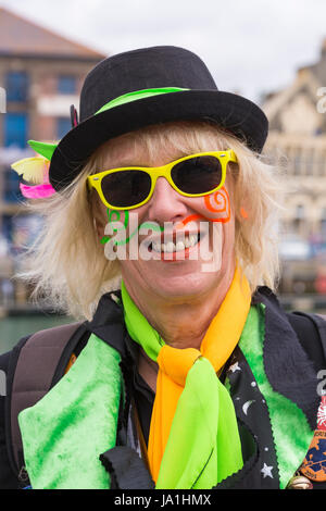 Weymouth, Dorset, UK. 4. Juni 2017. Wessex Folk Festival, Weymouth Folk Festival. Kühleres Wetter für Morris Tänzer und andere Künstler, wie Kopf, Weymouth für das Festival Herden. Grenzwertig Morris Dancers Credit: Carolyn Jenkins/Alamy Live News Stockfoto