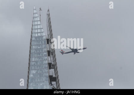 London UK.  4. Juni 2017. British Airways-Passagier-Jet fliegt über die Scherbe am Tag nach den Terroranschlägen von London Bridge und Borough Market Stockfoto