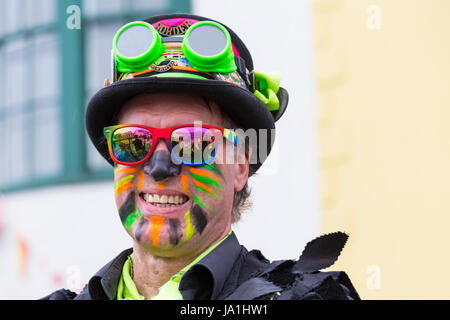 Weymouth, Dorset, UK. 4. Juni 2017. Wessex Folk Festival, Weymouth Folk Festival. Kühleres Wetter für Morris Tänzer und andere Künstler, wie Kopf, Weymouth für das Festival Herden. Grenzwertig Morris Dancers Credit: Carolyn Jenkins/Alamy Live News Stockfoto