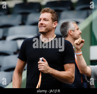 Paris, Frankreich, 4. Juni 2017: NBA-Profi David Lee in der 4. Vorrundenspiel seiner Freundin Caroline Wozniackis 2017 Tennis French Open in Roland Garros Paris. Bildnachweis: Frank Molter/Alamy Live-Nachrichten Stockfoto