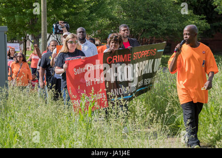 Detroit, Michigan, USA. 3. Juni 2017. Mitglieder der Mütter Demand Action und Crimestoppers von März bis Ende Waffengewalt. Bildnachweis: Jim West/Alamy Live-Nachrichten Stockfoto