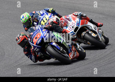 Florenz, Italien. 4. Juni 2017. SCARPERIA, Florenz, Italien - Juni 04:, 2017 Maverick Viñales (25) von Spanien und Movistar Yamaha führt vor während des Rennens MotoGP MotoGP Gran Premio d ' Italia-Strecke von Mugello. am 4. Juni 2017 in Scarperia Italien. (Foto: Marco Iorio) Bildnachweis: Marco Iorio/Alamy Live-Nachrichten Stockfoto