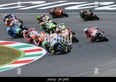 Florenz, Italien. 4. Juni 2017. SCARPERIA, Florenz, Italien - Juni 04:, 2017 Valentino Rossi (46) Italien und Movistar Yamaha führt vor während des Rennens MotoGP MotoGP Gran Premio d ' Italia-Strecke von Mugello. am 4. Juni 2017 in Scarperia Italien. (Foto: Marco Iorio) Bildnachweis: Marco Iorio/Alamy Live-Nachrichten Stockfoto