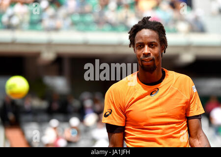 Paris. 4. Juni 2017. Gael Monfils Frankreichs ist in den Männern Singles 3. Vorrundenspiel gegen Richard Gasquet aus Frankreich auf Französisch Open Tennis Turnier 2017 in Paris, Frankreich am 4. Juni 2017 gesehen. Das Ausscheiden von Richard Gasquet am 3. Satzes gemacht Gael Monfils um die Runde der letzten 16 zu gelangen. Bildnachweis: Chen Yichen/Xinhua/Alamy Live-Nachrichten Stockfoto